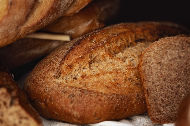 Ripresa macro di pagnotta di pane appena sfornata