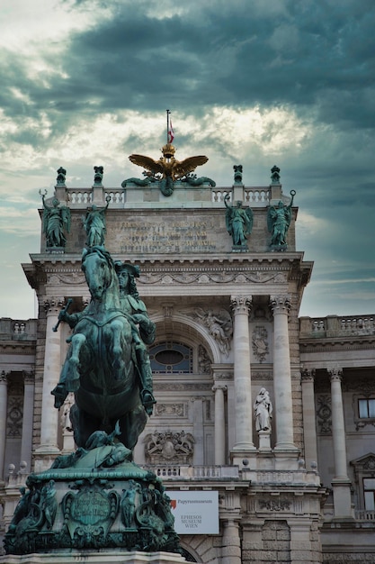 Ripresa verticale del palazzo Hofburg a Vienna Austria su uno sfondo con cielo nuvoloso