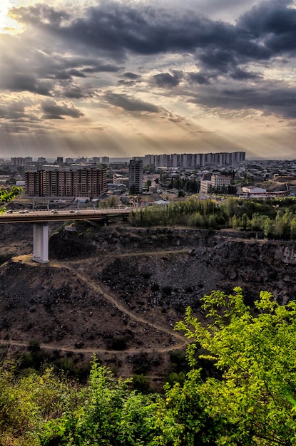 Ripresa verticale del ponte Davtashen a Yerevan