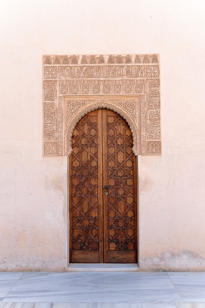 Ripresa verticale dell'ingresso della fortezza dell'Alhambra a Granada, Spagna