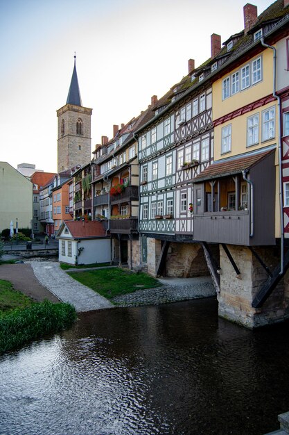 Ripresa verticale della bellissima città di Erfurt in Germania con edifici colorati in cima all'acqua