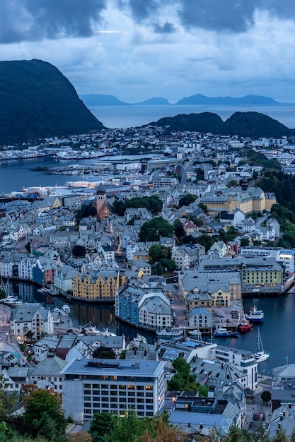 Ripresa verticale della bellissima città in riva al mare ad Alesund in Norvegia