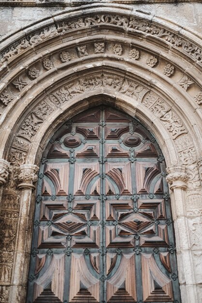 Ripresa verticale della porta della cattedrale di Lamego in Portogallo