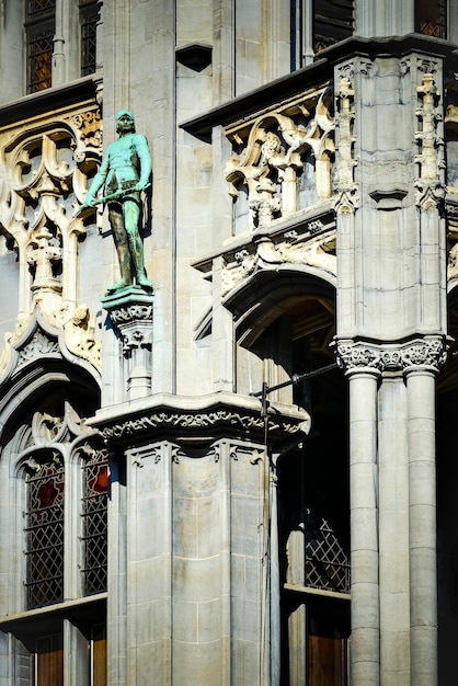 Ripresa verticale di dettagli architettonici su un edificio a Bruxelles