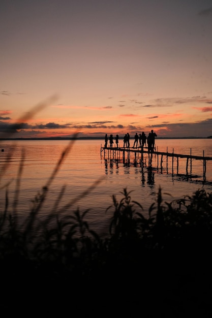 Ripresa verticale di persone stagliate in piedi su un molo a Madison, Wisconsin