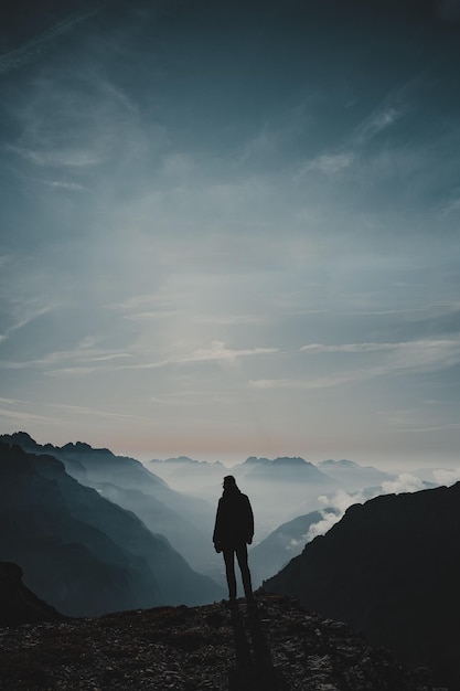 Ripresa verticale di un uomo che si affaccia sulle Dolomiti in Italia