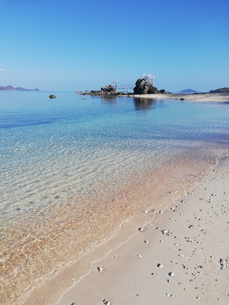 Ripresa verticale di una bellissima spiaggia sabbiosa in Italia