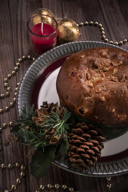 Ripresa verticale di una torta di Natale con decorazioni