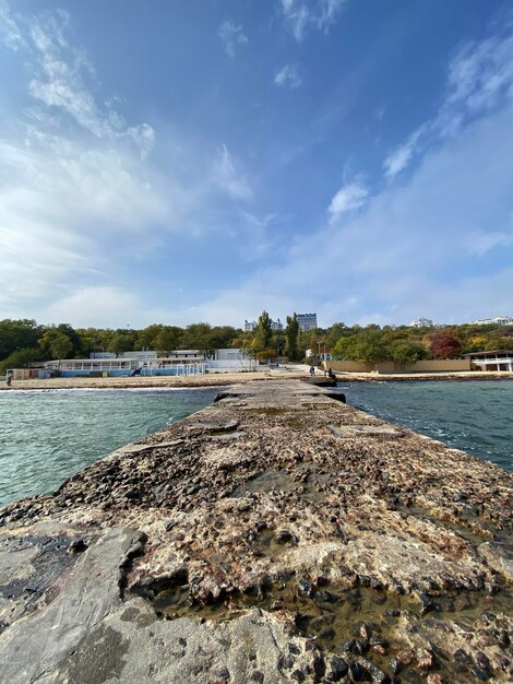 Ripresa verticale di una vista della spiaggia dal vecchio molo di cemento