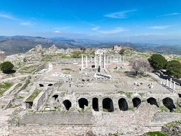 Riprese aeree con droni dell'antica città dell'acropoli di Pergamo. Smirne - Turchia