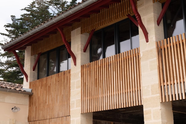 Ripristino della facciata del recinto di legno del balcone di vecchia casa di legno