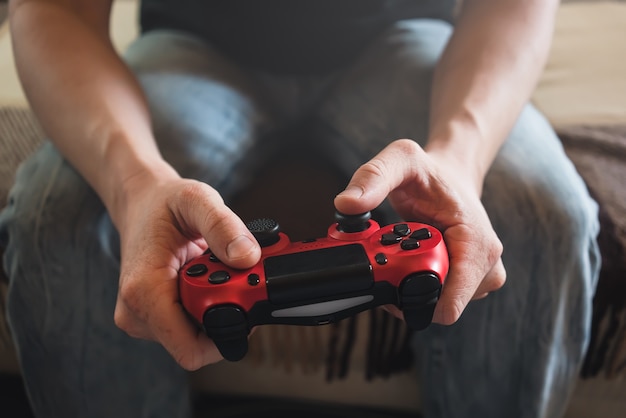 Riproduzione di videogiochi. controller del gamepad nelle mani.