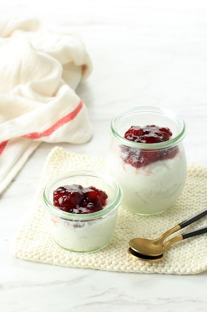 Risalamande, dessert danese alla cena di Natale e Julefrokost. Fatto di budino di riso mescolato con panna montata, zucchero, vaniglia e mandorle tritate. Servito freddo con salsa di ciliegie tiepida o fredda