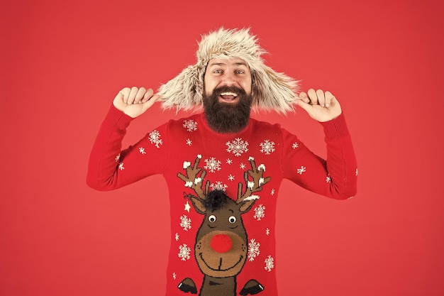 Riscaldarsi hipster con la barba in maglione preferito maglieria e accessorio di pelliccia completamente felice nel nuovo anno buon natale moda invernale maschile sentirsi felici per le vacanze