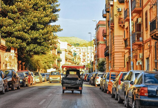 Risciò in strada sulla strada a Palermo, Sicilia, Italia