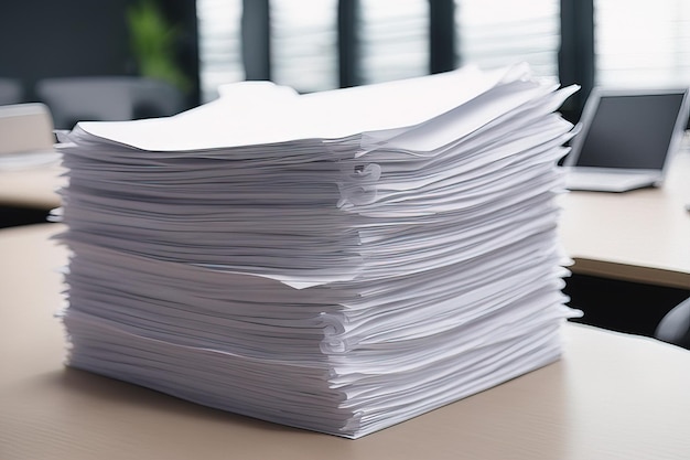risma di carta bianca e documenti sul tavolo per il testo businessstack di carta bianca e documenti