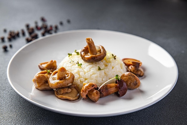 Riso ai funghi risotto pasto sano dieta alimentare spuntino sul tavolo spazio copia cibo