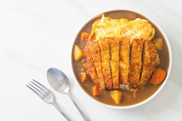 riso al curry con cotoletta di maiale fritta tonkatsu e frittata cremosa - stile giapponese