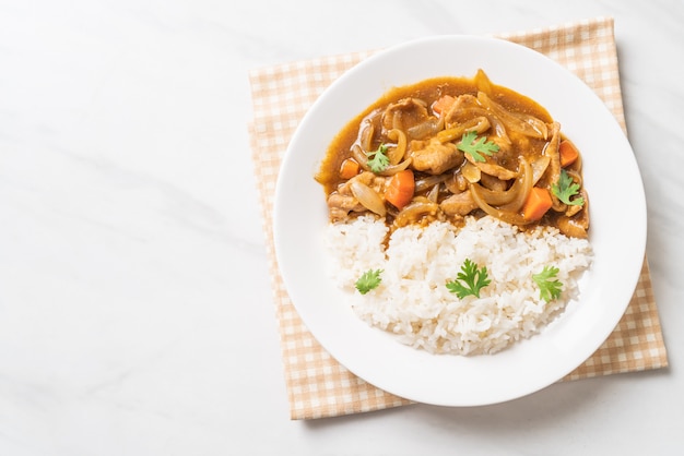 Riso al curry giapponese con carne di maiale, carota e cipolle affettate