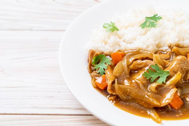 Riso al curry giapponese con carne di maiale, carota e cipolle affettate