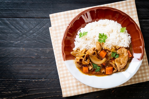 Riso al curry giapponese con carne di maiale, carota e cipolle affettate