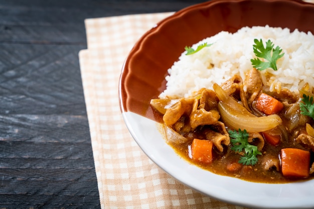 Riso al curry giapponese con carne di maiale, carota e cipolle affettate