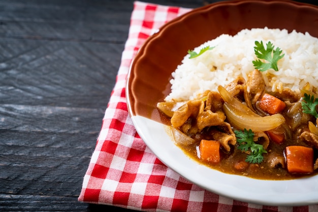 Riso al curry giapponese con carne di maiale, carota e cipolle affettate