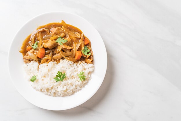 Riso al curry giapponese con carne di maiale, carota e cipolle affettate