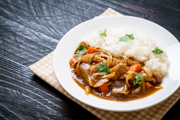 Riso al curry giapponese con fette di maiale, carota e cipolle