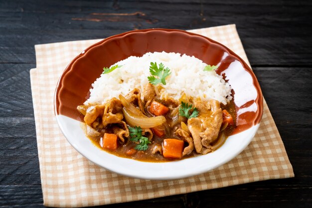 Riso al curry giapponese con fette di maiale, carota e cipolle