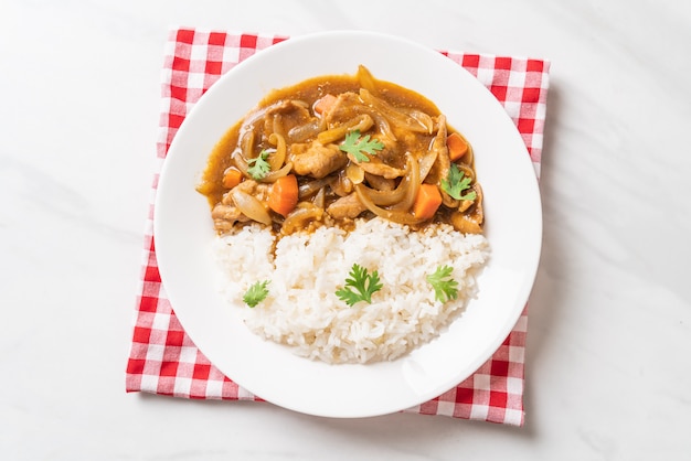 Riso al curry giapponese con fette di maiale, carote e cipolle