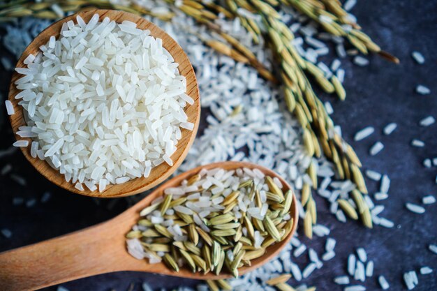 Riso al gelsomino tailandese in ciotola di legno e cucchiaio