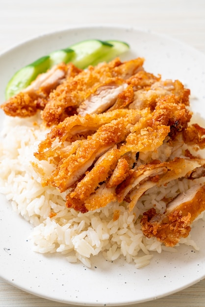 Riso al pollo hainanese con pollo fritto o zuppa di pollo al vapore di riso con pollo fritto - Cucina asiatica