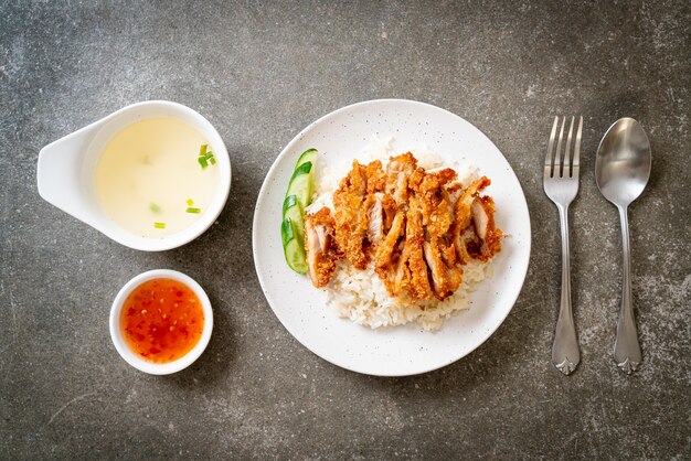 Riso al pollo hainanese con pollo fritto o zuppa di pollo al vapore di riso con pollo fritto - stile asiatico