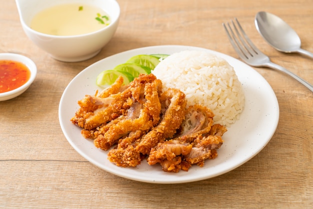 Riso al pollo Hainanese con pollo fritto