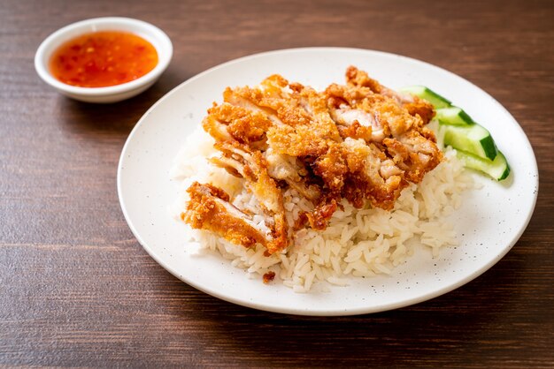 Riso al pollo hainanese con pollo fritto