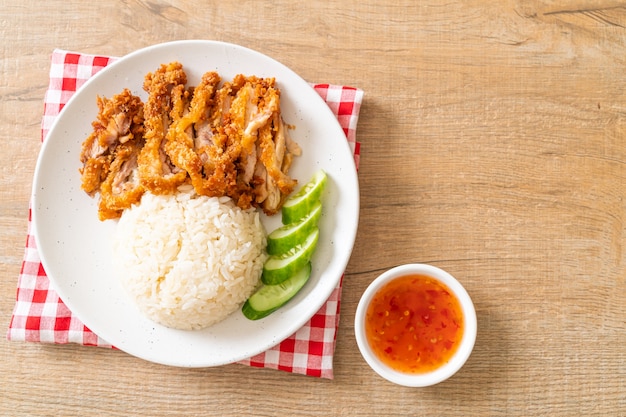 Riso al pollo hainanese con pollo fritto