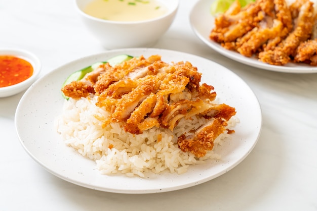 Riso al pollo hainanese con pollo fritto