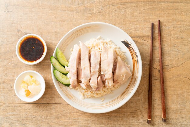 Riso al pollo hainanese o riso al vapore con zuppa di pollo - Stile asiatico