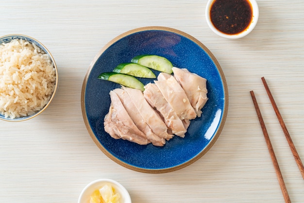 Riso al pollo hainanese o riso al vapore con zuppa di pollo - Stile asiatico