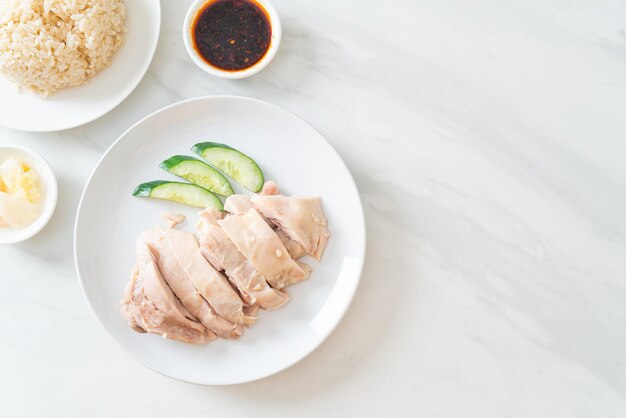 Riso al pollo hainanese o riso al vapore con zuppa di pollo - stile asiatico