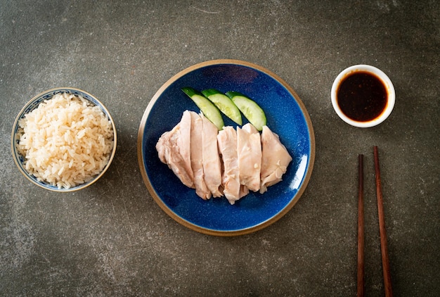 Riso al pollo hainanese o riso al vapore con zuppa di pollo - stile asiatico