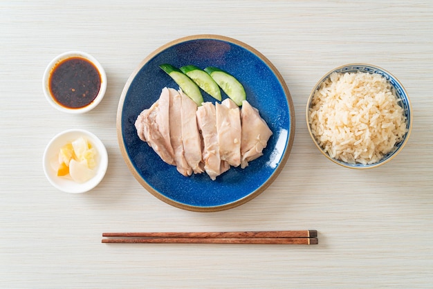 Riso al pollo hainanese o riso al vapore con zuppa di pollo