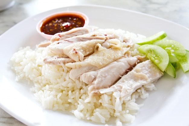 Riso al pollo Hainanese, pollo al vapore gourmet tailandese con riso