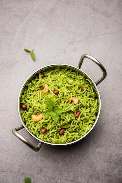 Riso alla menta - Riso basmati cotto con foglie fresche di pudina e guarnito con arachidi e anacardi o kaju