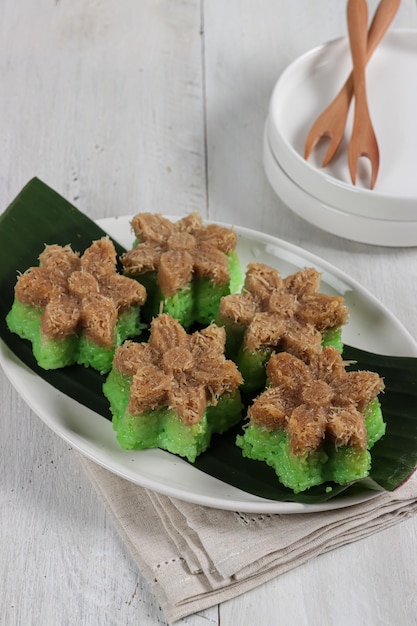 Riso appiccicoso Ketan Pandan Unti Kelapa con cocco grattugiato dolce con zucchero di canna