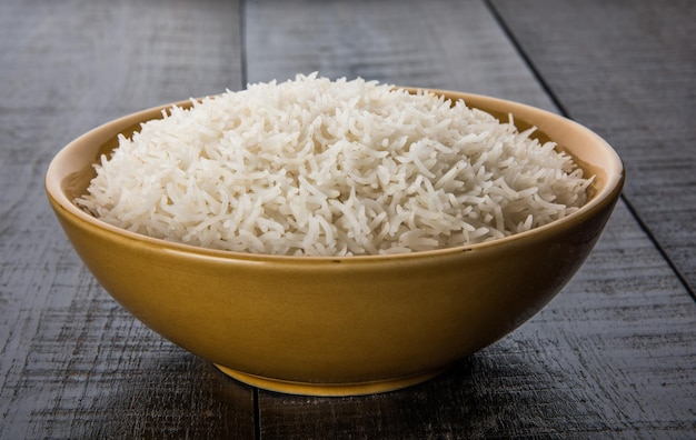 Riso basmati bianco indiano cotto piano in una ciotola di ceramica, fuoco selettivo