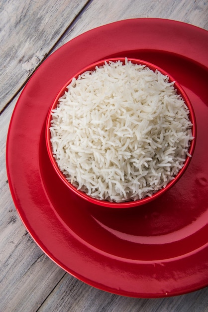 Riso basmati bianco indiano cotto piano in una ciotola di ceramica, fuoco selettivo