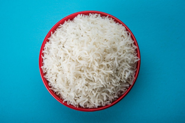 Riso basmati bianco indiano cotto piano in una ciotola di ceramica, fuoco selettivo