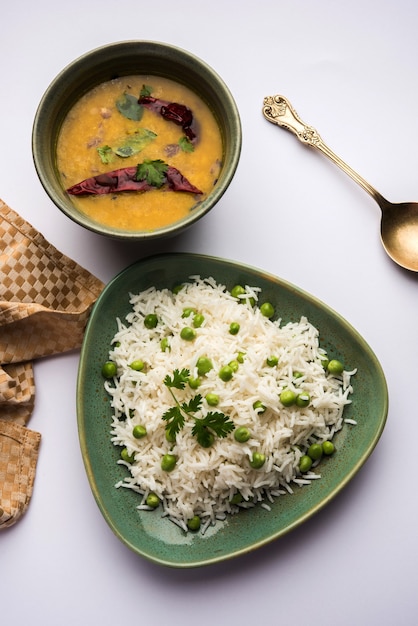 Riso basmati di piselli o matar pulav, servito con dal . semplice